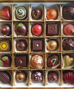 Geschenkschachtel mit 25 veganen Pralinen, Zartbitterschokolade, mit und ohne Alkohol