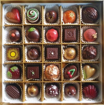 Geschenkschachtel mit 25 veganen Pralinen, Zartbitterschokolade, mit und ohne Alkohol