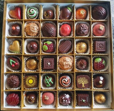 Geschenkschachtel mit 36 veganen Pralinen, mit und ohne Alkohol