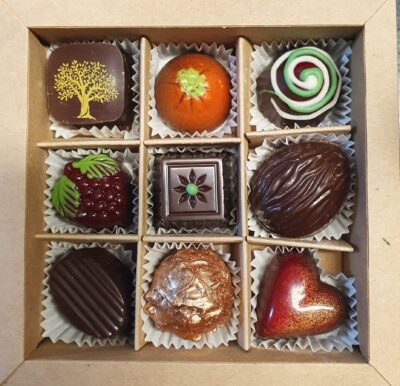 Geschenkschachtel mit 9 veganen Pralinen, mit Zartbitterschokolade, ohne Alkohol