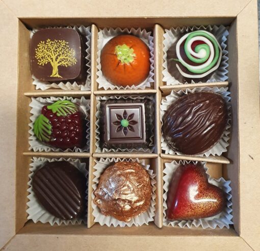 Geschenkschachtel mit 9 veganen Pralinen, mit Zartbitterschokolade, ohne Alkohol