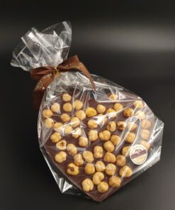 Herz aus Zartbitter-Schokolade mit ganzen Haselnüssen, verpackt