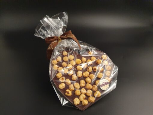 Herz aus Zartbitter-Schokolade mit ganzen Haselnüssen, verpackt