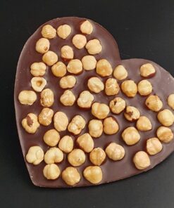 Schokoladenherz aus Zartbitter-Schokolade mit Haselnüssen