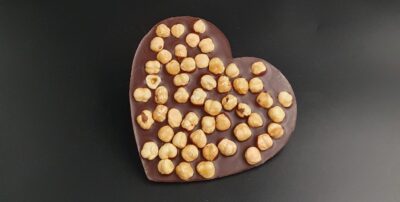 Schokoladenherz aus Zartbitter-Schokolade mit Haselnüssen