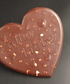Herz aus Zartbitter-Schokolade mit ganzen Haselnüssen und Schriftzug "alles Liebe"