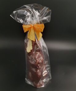 Lachender Osterhase aus Zartbitter-Schokolade, bemalt mit weißer und Vollmilch-Schokolade, verpackt