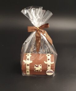 Schatztruhe aus Vollmilch-Schokolade, bemalt mit weißer und zartbitterer Schokolade, verpackt im Cellophantütchen