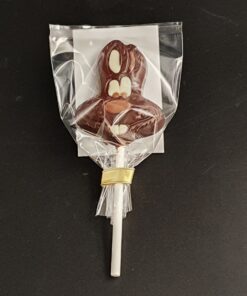 Hasenlutscher aus Zartbitterschokolade, bemalt mit weißer und Vollmilch-Schokolade, verpackt