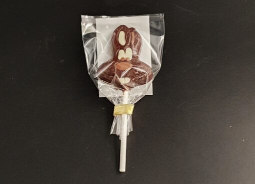 Hasenlutscher aus Zartbitterschokolade, bemalt mit weißer und Vollmilch-Schokolade, verpackt