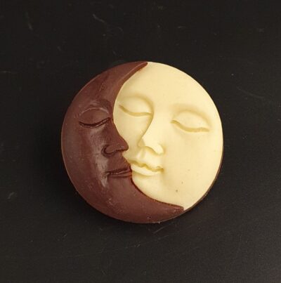 Sonne- und Mond-Taler aus weißer, zartbitterer und Vollmilch-Schokolade