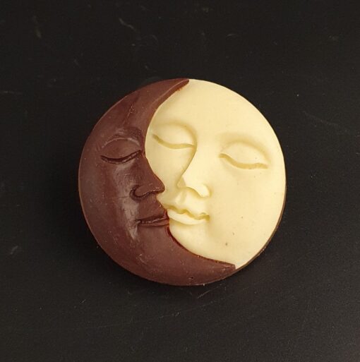 Sonne- und Mond-Taler aus weißer, zartbitterer und Vollmilch-Schokolade