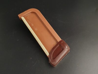 Säge aus Vollmilchschokolade, bemalt mit weißer und zartbitterer Schokolade