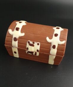 Schatztruhe aus Vollmilch-Schokolade, zweiteilig, geschlossen, bemalt mit weißer und zartbitterer Schokolade