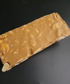 Bruch aus blonder Schokolade mit Mandeln und Meersalz