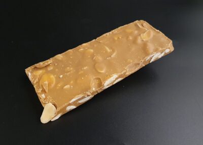 Bruch aus Blonder Schokolade mit Mandeln und Meersalz