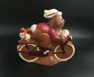 Osterhase auf dem Fahrrad aus Vollmilch-Schokolade