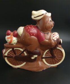 Osterhase auf dem Fahrrad aus Vollmilch-Schokolade