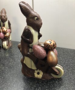 Osterhase mit Schubkarre aus Vollmilch-Schokolade mit Schokoladen-Hohleiern