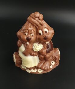Hasen-Paar auf Baumstamm aus Vollmilch-Schokolade