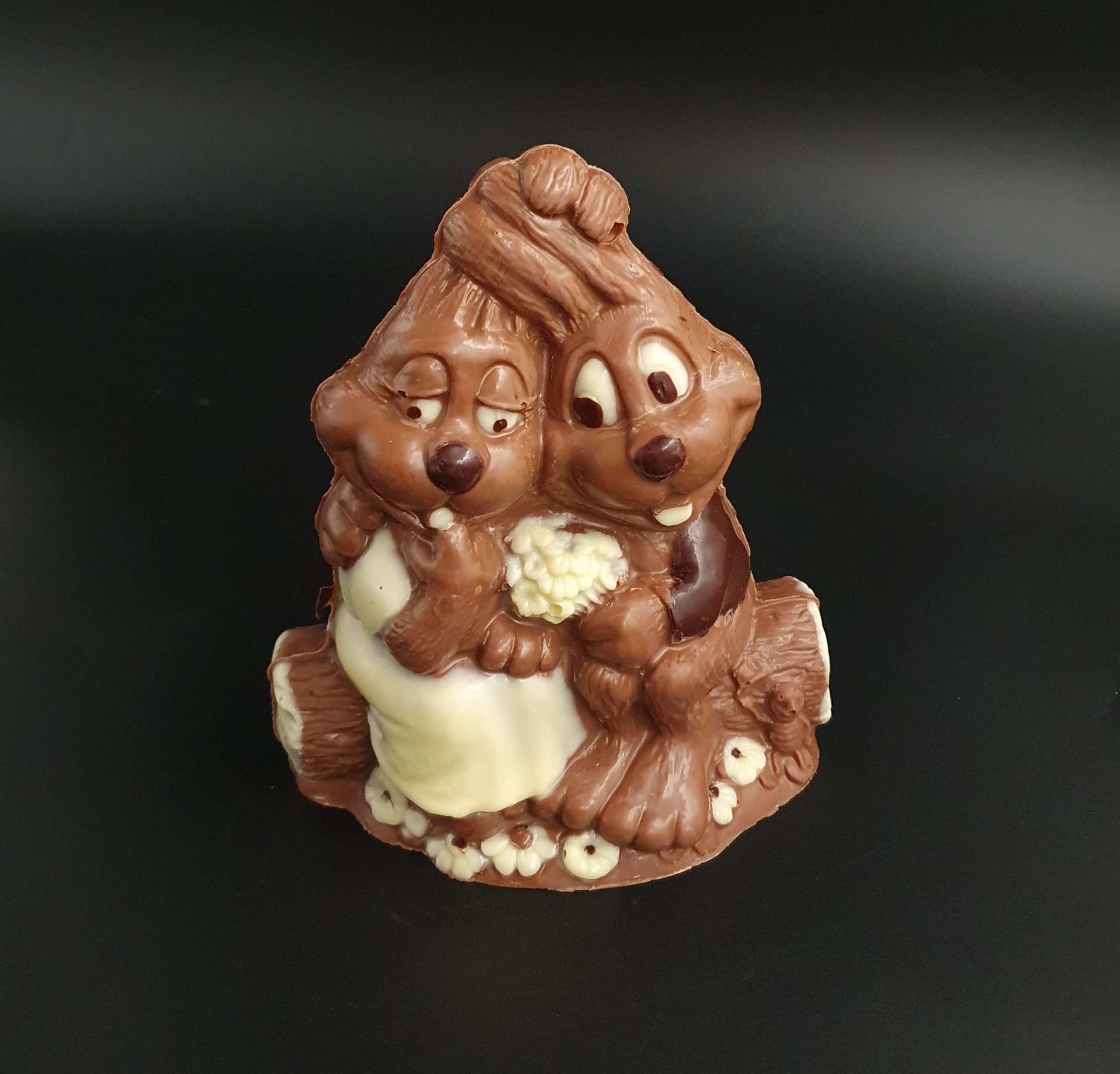 Hasen-Paar auf Baumstamm aus Vollmilch-Schokolade