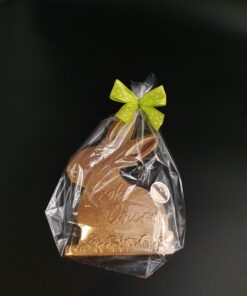 Hasenförmige Tafel aus Vollmilch-Schokolade mit Schriftzug "Frohe Ostern" und Bronze-Pulver, verpackt