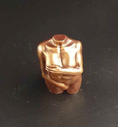 Weiblicher Torso aus Zartbitter-Schokolade mit Bronze-Pulver