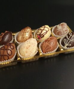 Exklusiven Osterei-Pralinen aus Edelkakao-Schokoladen mit verschiedenen Verzierungen und Füllungen mit Alkohol im 8er Blister