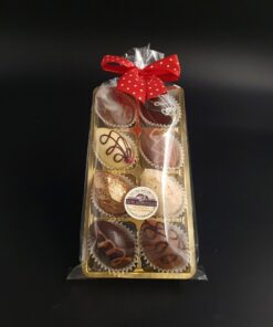 Exklusiven Osterei-Pralinen aus Edelkakao-Schokoladen mit verschiedenen Verzierungen und Füllungen mit Alkohol im 8er Blister