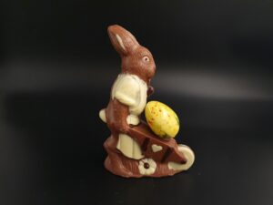 Osterhase aus Vollmilch-Schokolade mit Schubkarre und Schoko-Ei