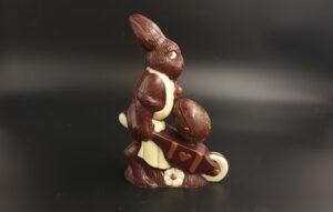 Osterhase aus Zartbitter-Schokolade mit Schubkarre und Schoko-Ei
