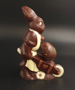 Großer Osterhase aus Zartbitter-Schokolade mit Schubkarre und Schokoladen-Ei, detailreich und aufwändig gestaltet