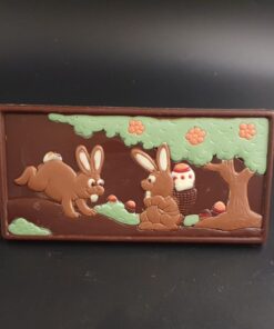 Oster-Schokoladentafel mit handbemaltem Hasenmotiv und bunten Details