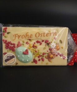 Ostertafel aus weißer Schokolade mit Lebensmittelfarbe, Zuckerdekor, gehackten Pistazien und kristallisierten Rosen, Geschenkverpackung