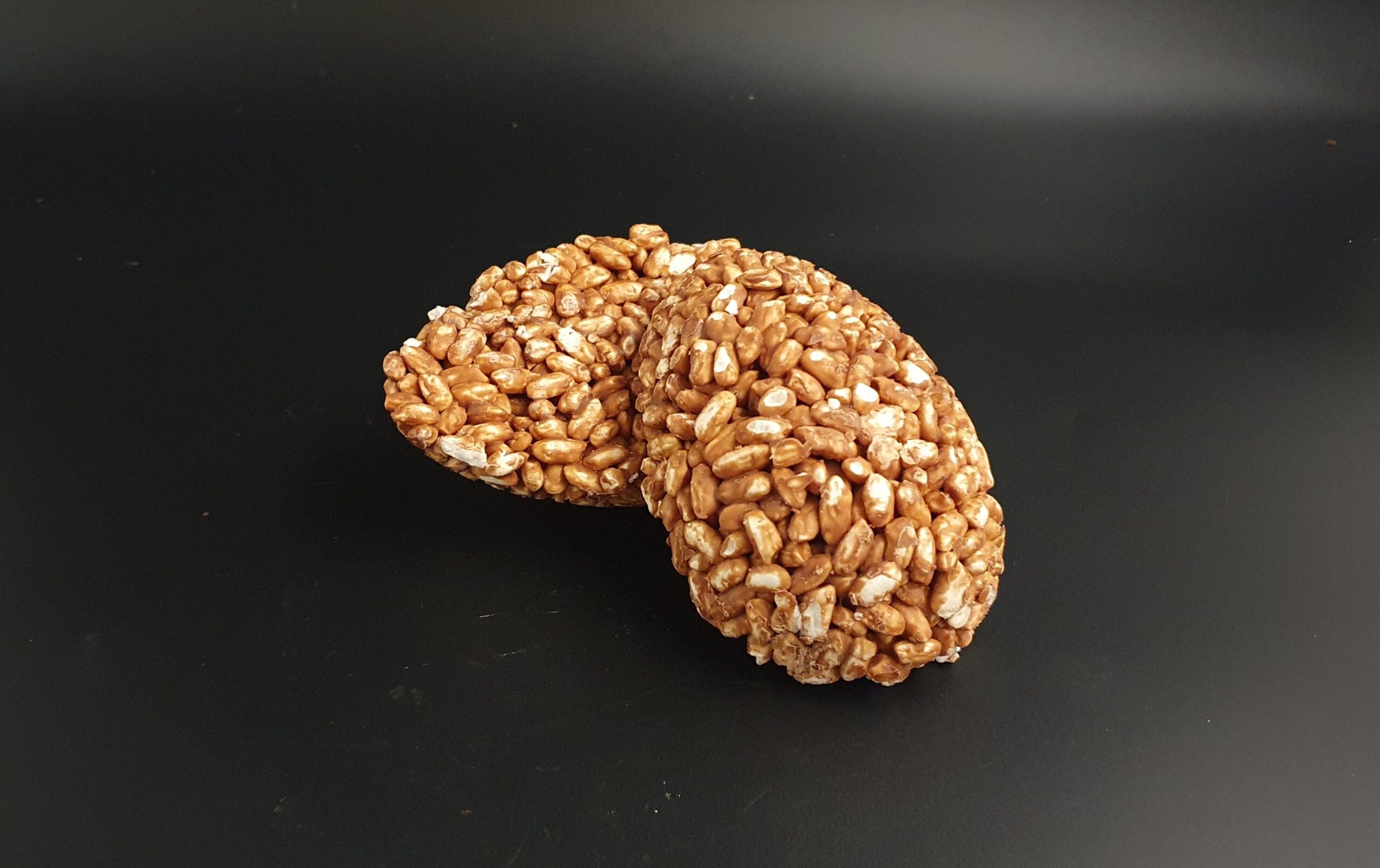 Puffreis-Eier-Hälften mit Vollmilch-Schokolade