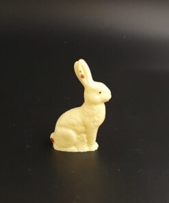 Kleiner Nostalgie-Osterhase aus weißer Schokolade mit liebevollen Details