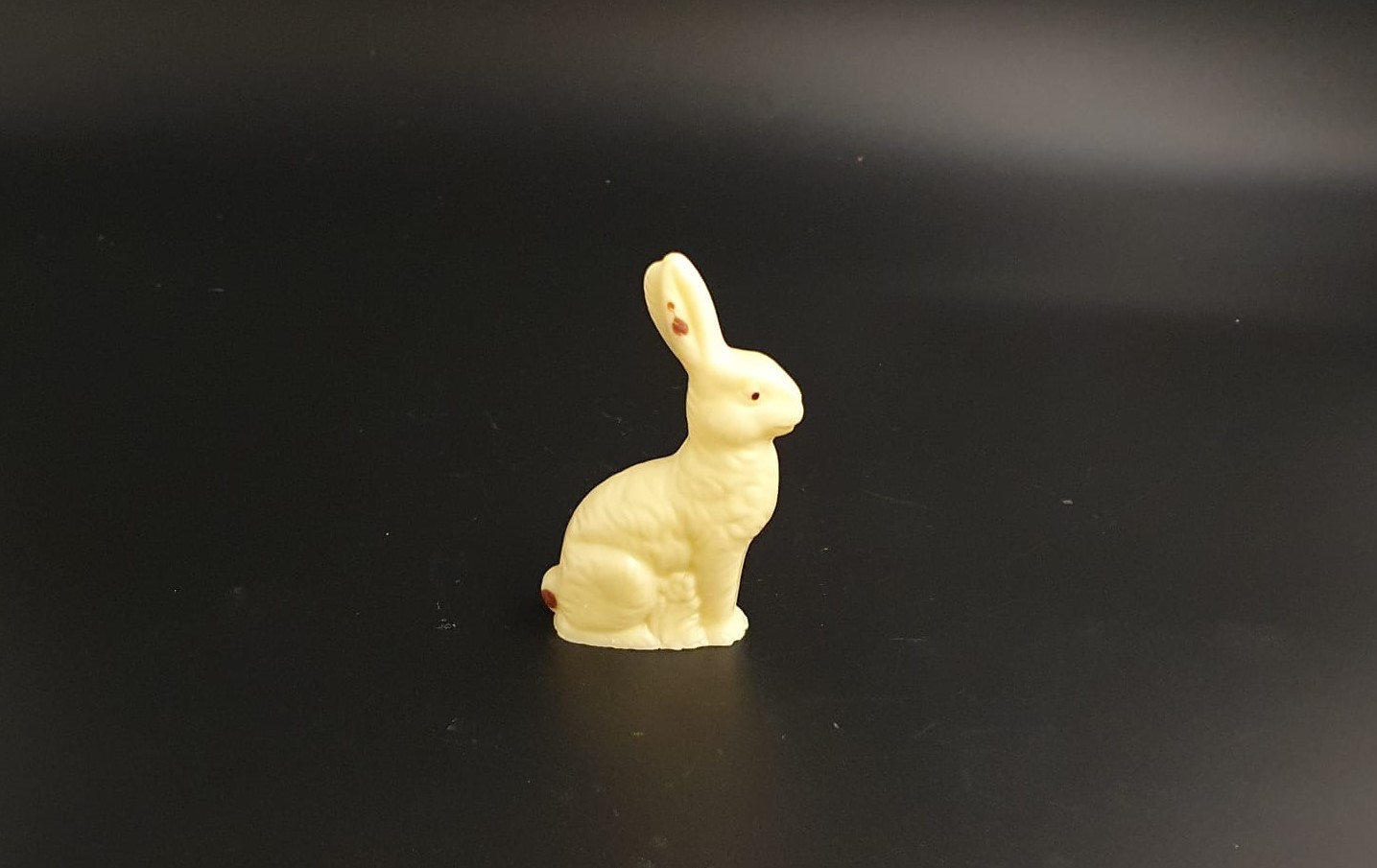 Kleiner Nostalgie-Osterhase aus weißer Schokolade mit liebevollen Details