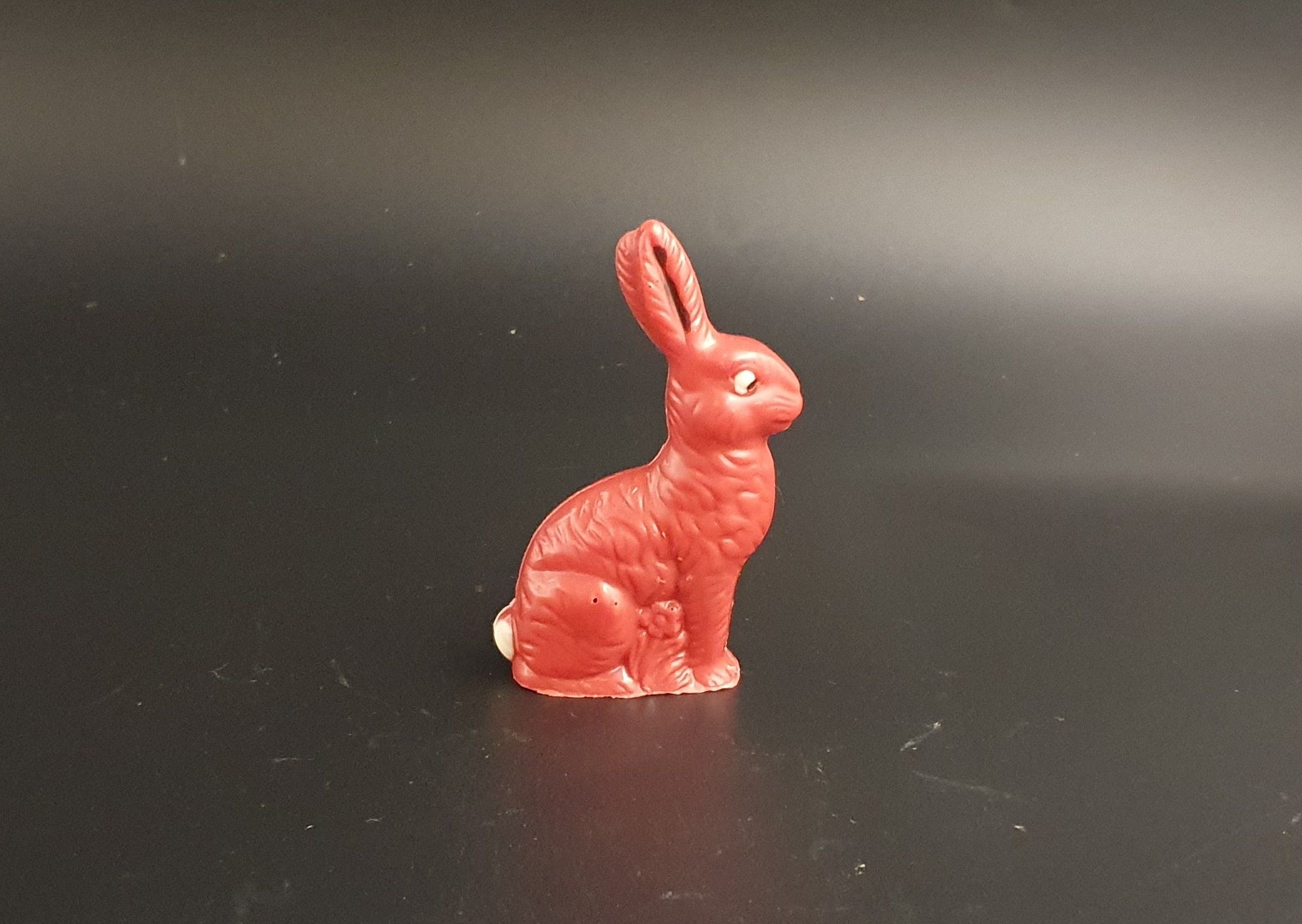 Mini-Osterhase Vegan aus Erdbeerlade mit liebevollen Details