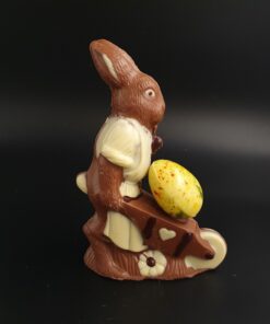 Nur vor Ort erhältlich! Osterhase mit Schubkarre aus Vollmilch-Schokolade (40% Kakaoanteil)