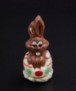 Osterhase im Ei aus Vollmilch-Schokolade (40% Kakaoanteil)