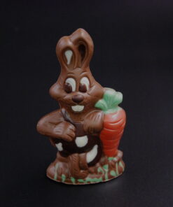 Osterhase mit Karotte aus Vollmilch-Schokolade (40% Kakaoanteil)