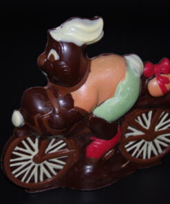 Nur vor Ort erhältlich! Radfahrender Osterhase aus Zartbitter-Schokolade (65% Kakaoanteil) 330g
